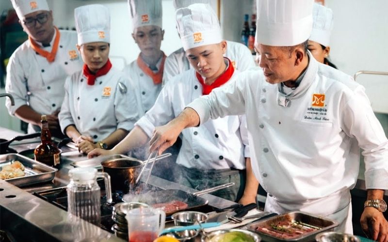 Mũ bếp là phụ kiện mang tính biểu tượng nhất của đồng phục bếp nhà hàng