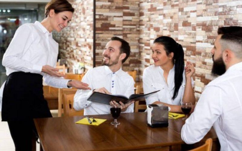 Bạn cần thiết kế túi có khóa kéo (zipper) để nhân viên yên tâm đựng tiền lẻ