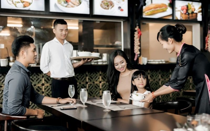 Đồng phục nhà hàng khách sạn phải được may từ những loại vải cao cấp