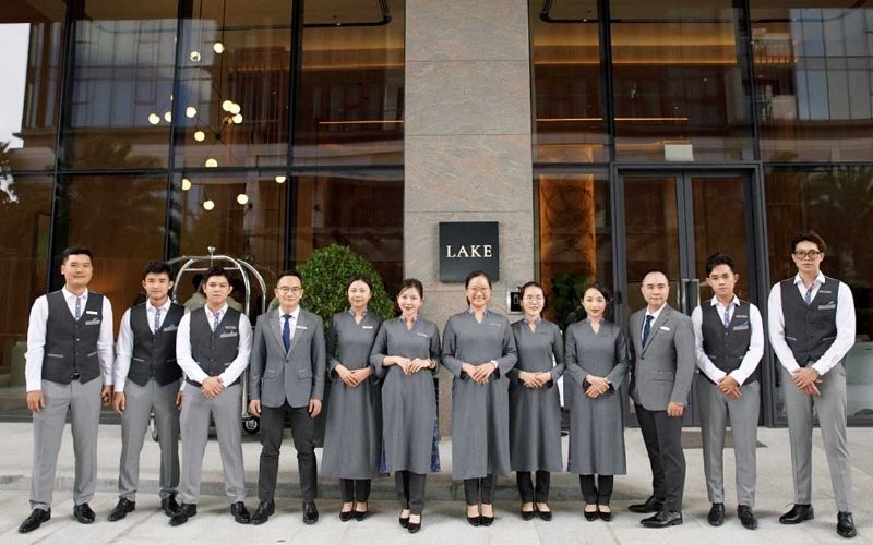 Trang phục còn tác động trực tiếp đến tâm lý của nhân viên