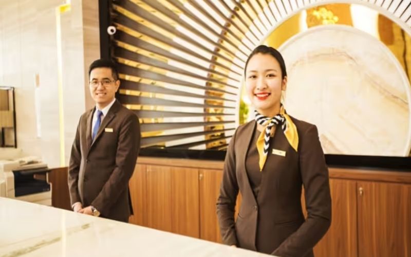 Bộ đồng phục lễ tân khách sạn tôn vinh nét đẹp văn hóa tinh tế