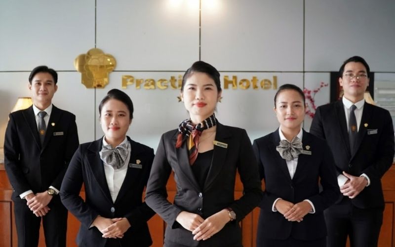 Một bộ đồng phục lễ tân khách sạn 5 sẽ không có chỉ thừa