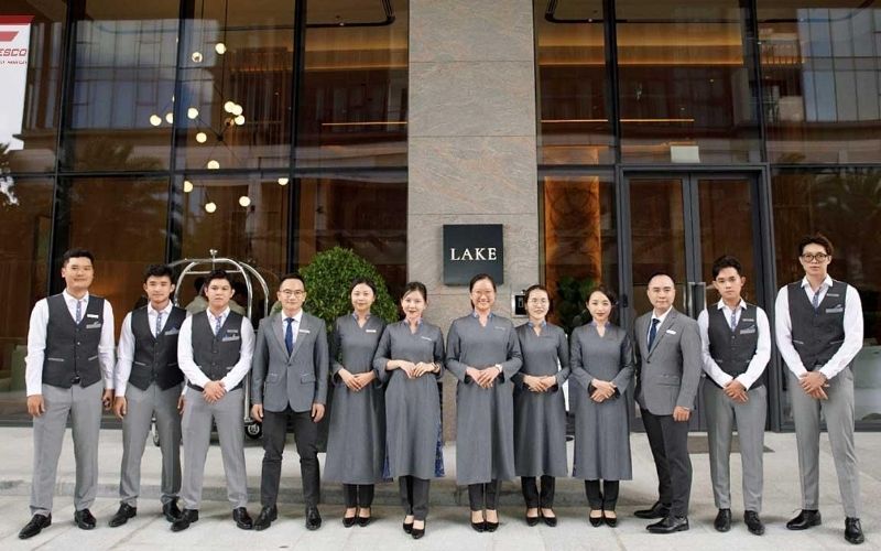 Tạp dề dạng yếm dài màu tối được bổ sung để giữ sự sạch sẽ