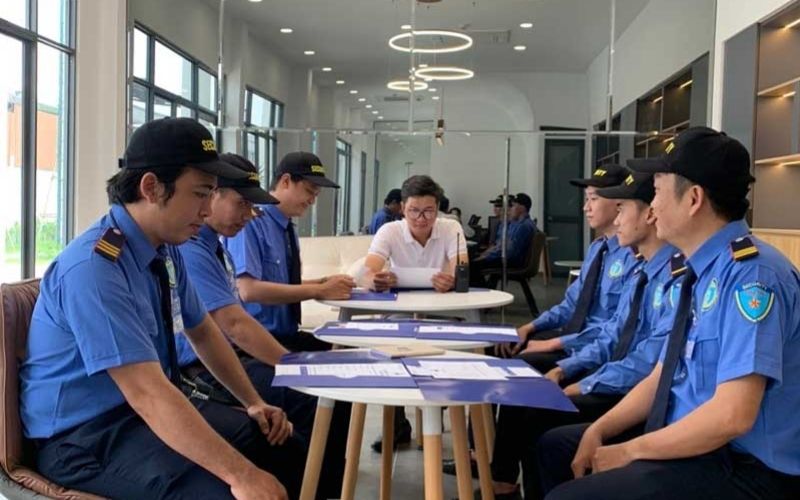 Mẫu đồng phục có thiết kế tối giản giúp bạn tự tin