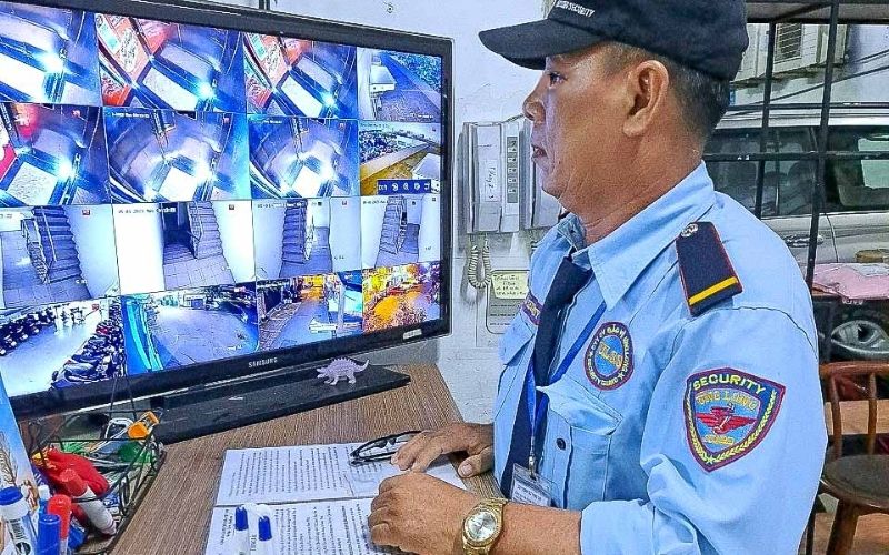 Cận cảnh kiểm tra độ bền vải và đường chỉ may tại xưởng