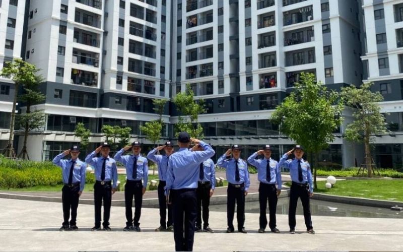 Hình ảnh bộ đồ bảo vệ bị xù lông và bạc màu do chất lượng vải kém