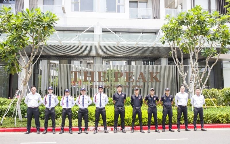Ảnh chụp mẫu đồng phục bảo vệ màu đen uy nghiêm
