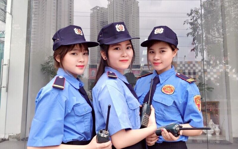 Ảnh chụp mẫu đồng phục bảo vệ nữ có chiết eo tôn dáng