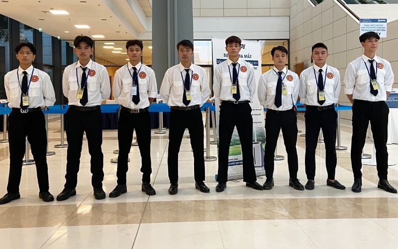 Hình ảnh bộ trang phục bảo vệ nam nữ đúng quy chuẩn pháp luật