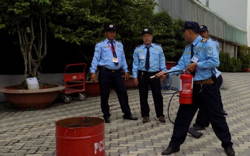 Ảnh chụp đội ngũ bảo vệ chuyên nghiệp tại trung tâm thương mại