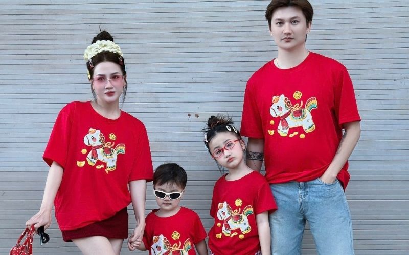 Cận cảnh hình in PET sắc nét và rực rỡ trên áo