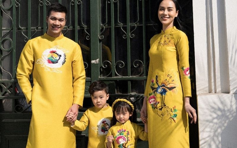 Hình ảnh các mẫu áo gia đình Tết mang phong cách sum vầy