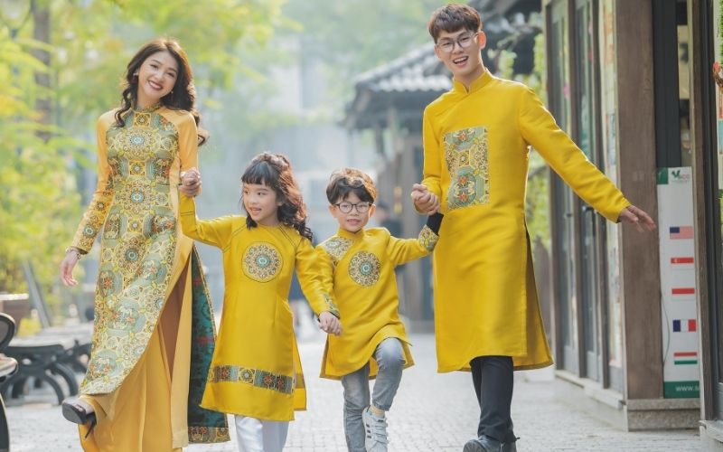 Gợi ý hình in sáng tạo cho áo mặc Tết gia đình và đội nhóm