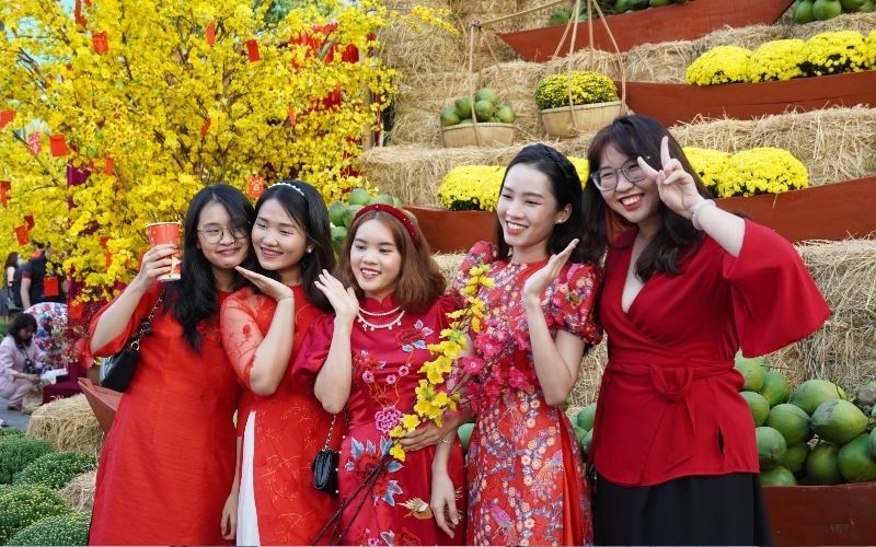Gợi ý phối phụ kiện rực rỡ trên nền trang phục trung tính ngày Tết