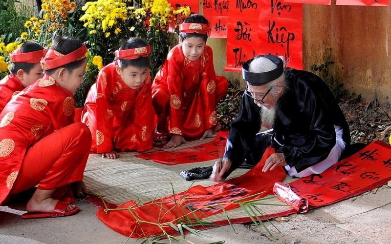 Minh họa cách phối màu Ton-sur-ton cho gia đình ngày Tết