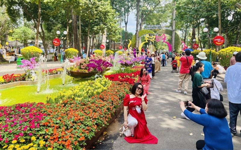 Ảnh chụp mẫu áo Tết cao cấp với đường may sắc sảo