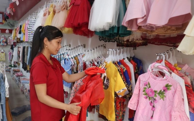 Ảnh chụp quang cảnh mua sắm quần áo Tết nhộn nhịp