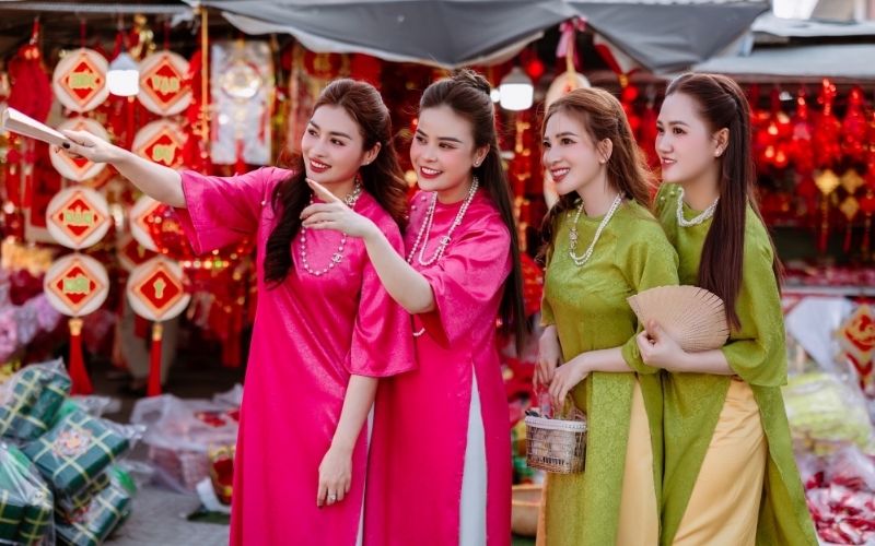 Ảnh chụp các set đồ Tết đồng bộ tôn dáng hiệu quả