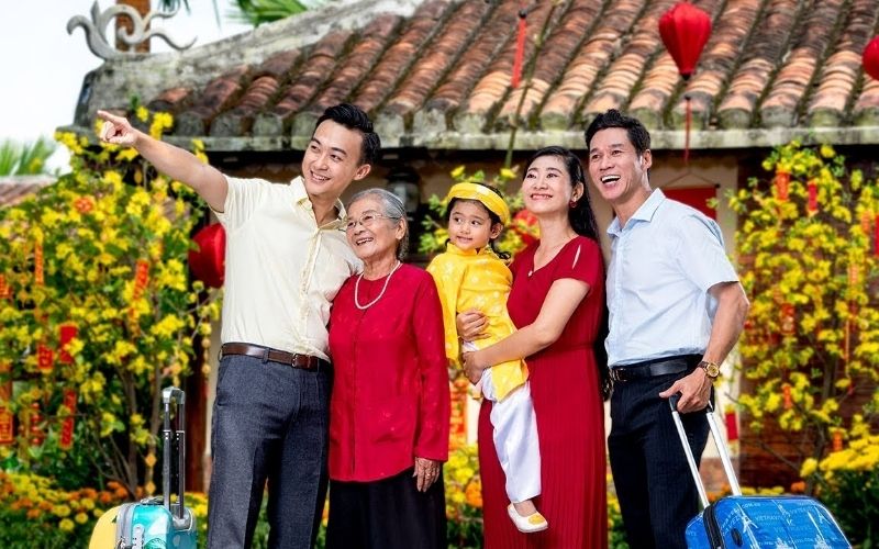 Ảnh chụp đại gia đình sum vầy trong bộ đồng phục Tết
