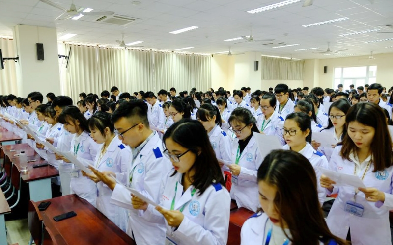 Đồng phục trường Đại học Y Dược TP HCM là biểu tượng y đức cao quý