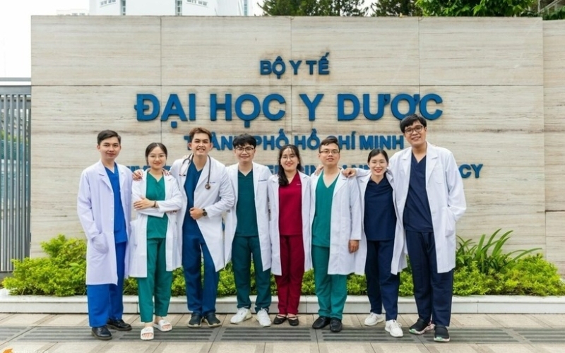Bộ Scrub là mẫu đồng phục trường Đại học Y Dược TP HCM cho các khoa lâm sàng