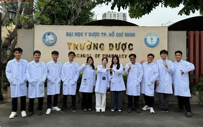Khi mặc đồng phục trường Đại học Y Dược TP HCM cần giữ sạch sẽ và phẳng phiu