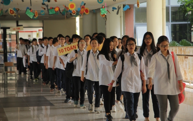 Đồng phục các trường THPT ở Hà Nội thường là áo sơ mi trắng và quần tây xanh đen