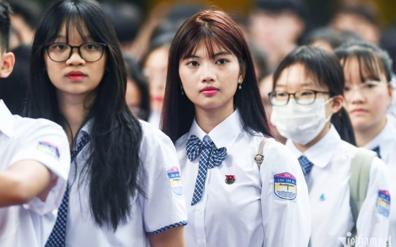 Đồng phục trường THPT chuyên Chu Văn An có thiết kế cổ điển tạo sự thanh lịch cho học sinh