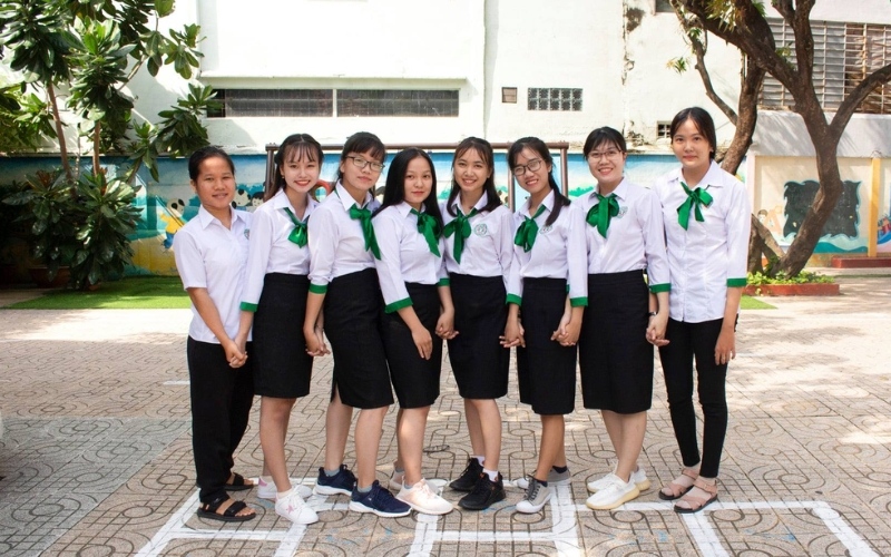 Bạn nên mang giày khi đồng phục trường Trung cấp Đông Dương để đảm bảo lịch sự