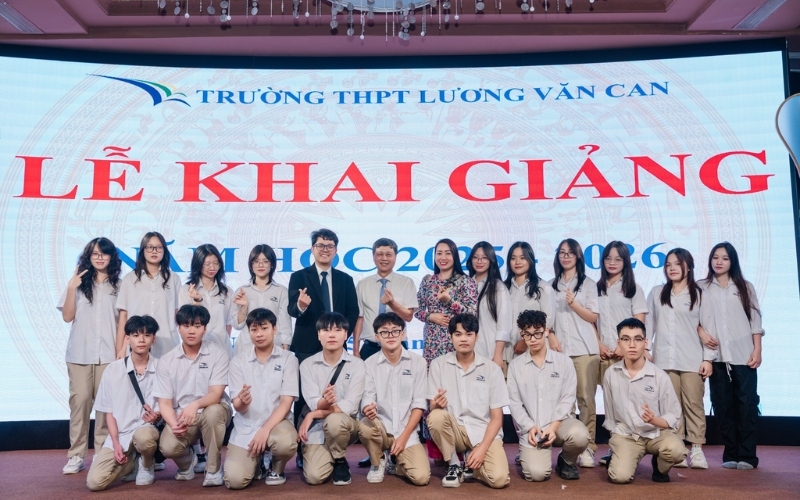Học sinh mặc đồng phục trường THPT Lương Văn Can giúp tạo hình ảnh thanh lịch và kỷ luật