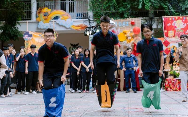 Đồng phục trường THPT Lương Văn Can có thiết kế thoải mái cho tiết học thể dục