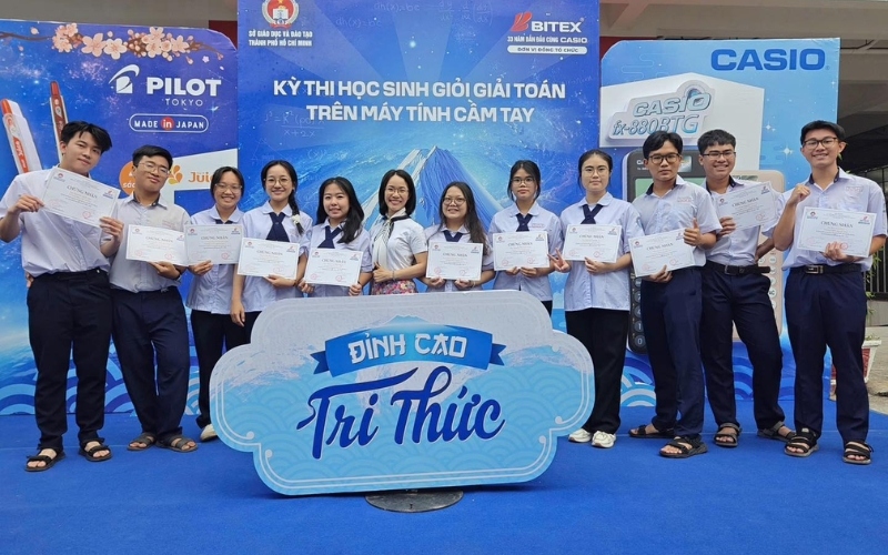 Đồng phục trường Nguyễn Huệ quận 9 chính khóa gồm sơ trắng phối với quần tây xanh đen