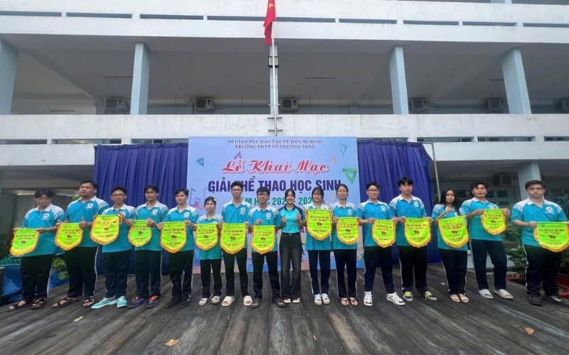 Đồng phục thể dục trường THPT Võ Trường Toản có thiết kế năng động, thoải mái