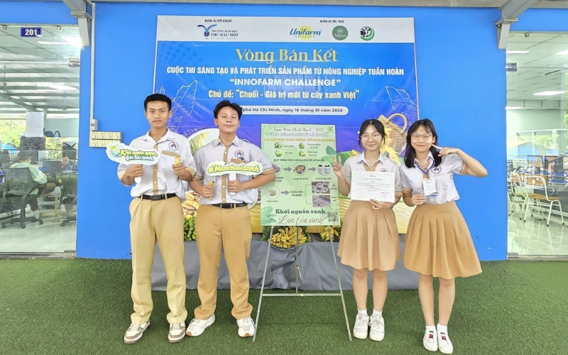Đồng phục Võ Trường Toản có gam màu trắng thanh khôi kết hợp với màu be hiện đại