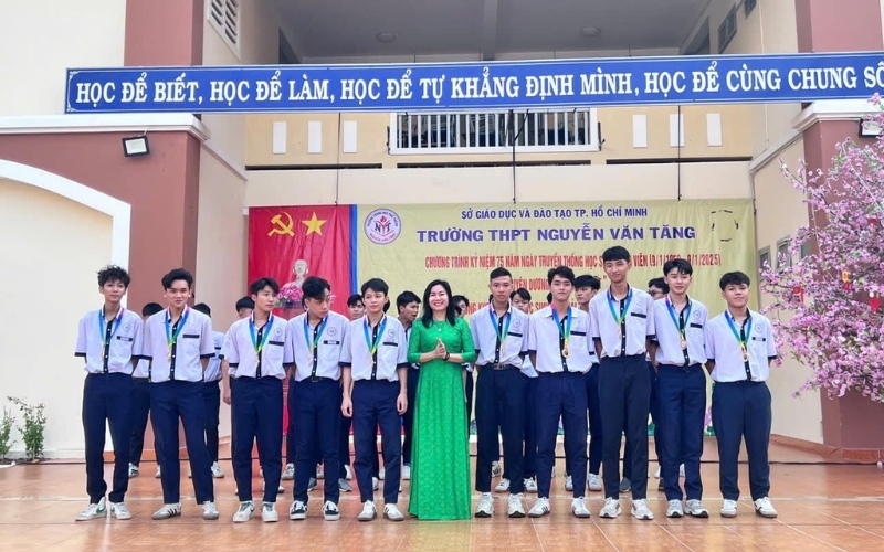 Các học sinh mặc đồng phục trường THPT Nguyễn Văn Tăng đúng quy định
