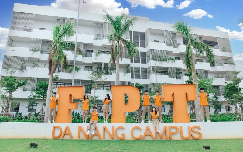 Đồng phục trường THPT FPT có sắc cam rực rỡ đặc trưng