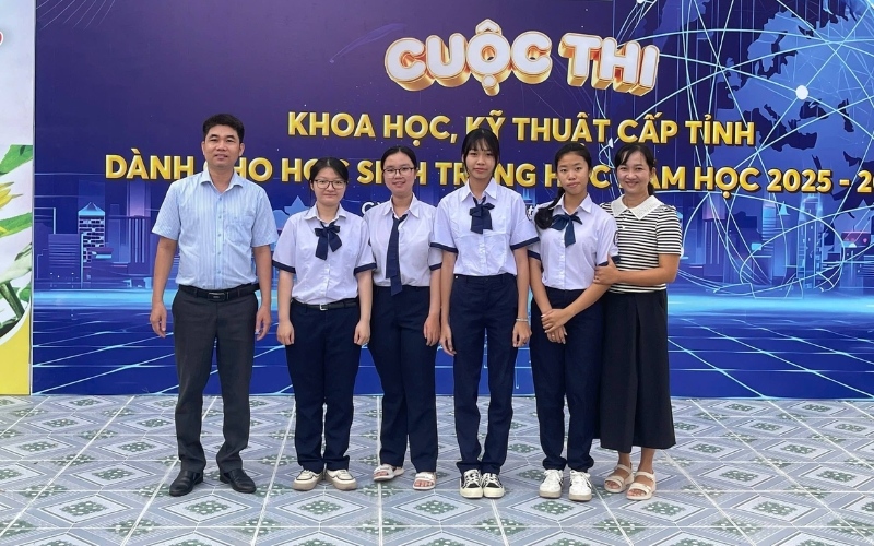 Đồng phục trường chuyên Bạc Liêu chính khóa gồm sơ trắng và quần tây xanh đen