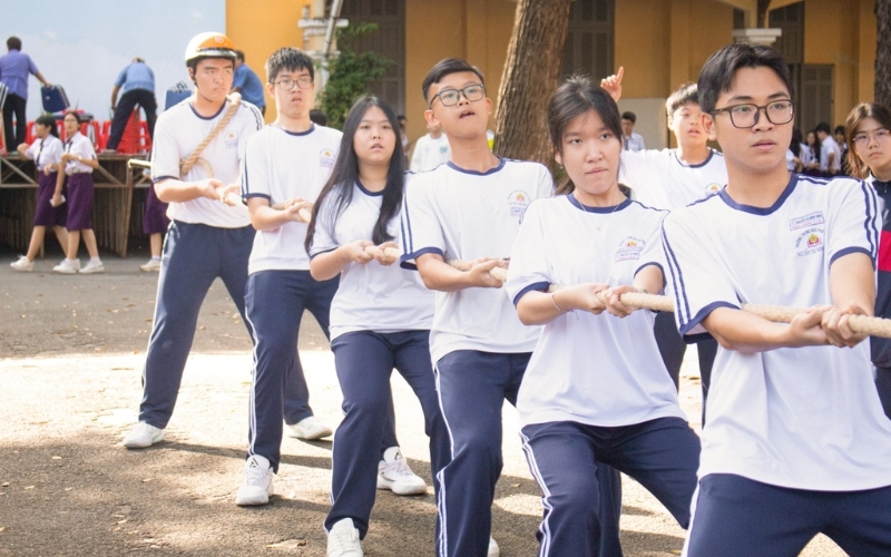 Đồng phục thể dục trường Nguyễn Thị Minh Khai có thiết kế thoải mái và năng động