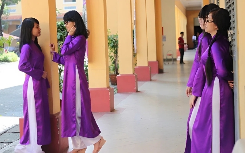 Áo dài tím là đồng phục truyền thống của trường Nguyễn Thị Minh Khai