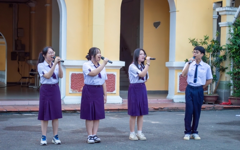 Đồng phục trường Nguyễn Thị Minh Khai chính khóa gồm sơ mi trắng