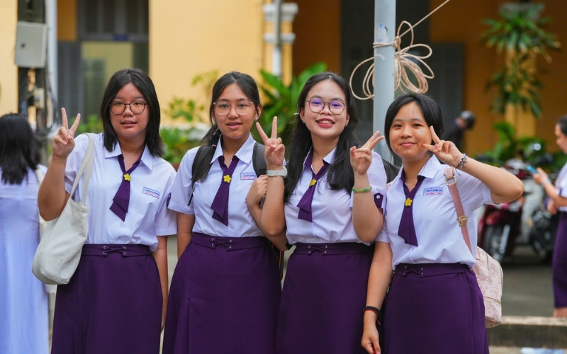 Đồng phục trường Nguyễn Thị Minh Khai có sắc tím đặc trưng lâu đời