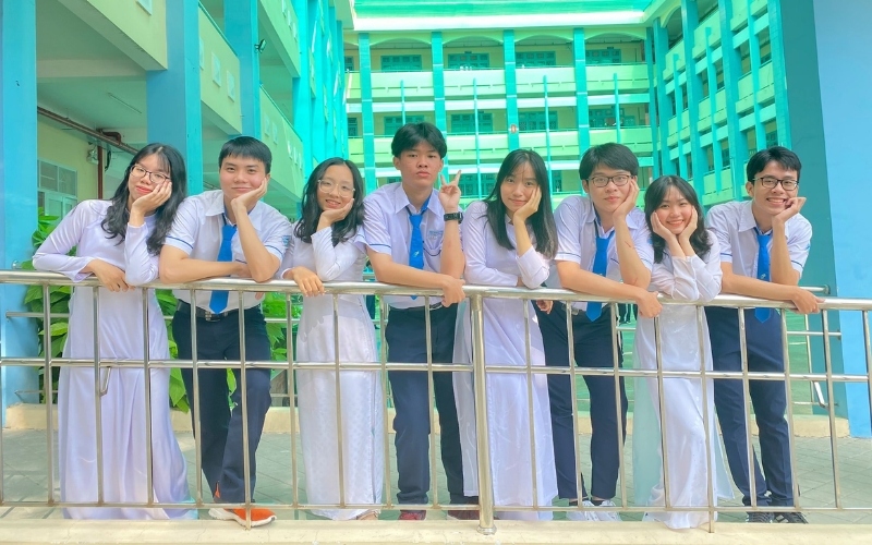 Học sinh cần chú ý tác phong khi mặc đồng phục trường Trần Phú TPHCM