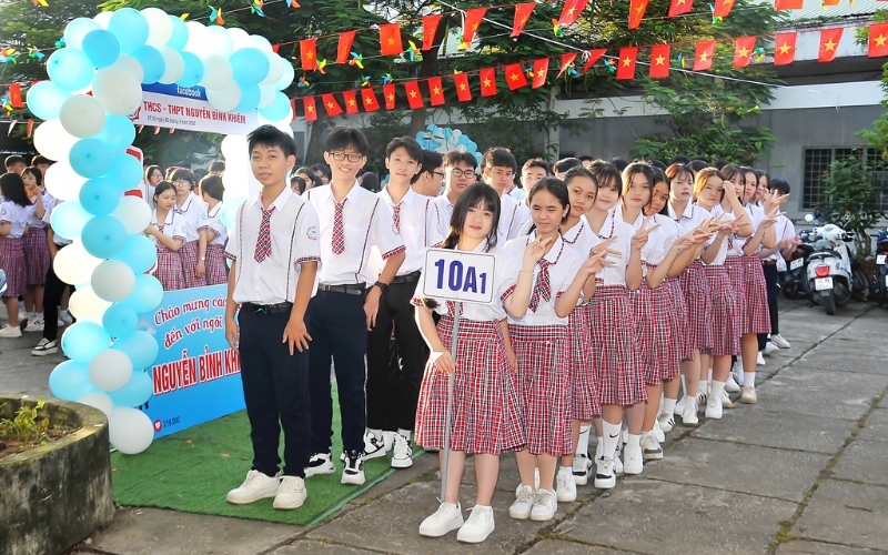 Các em học sinh chỉnh chu trong bộ đồng phục trường Nguyễn Bỉnh Khiêm Cần Thơ