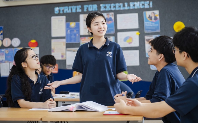 Đồng phục trường Vinschool có màu chủ đạo là xanh đen