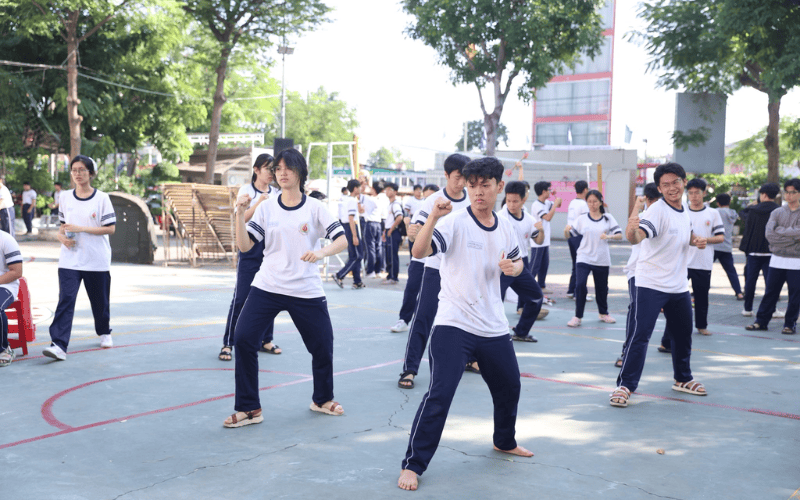 Đồng phục trường THPT Nguyễn Hữu Cầu có thiết kế thoải mái cho học sinh vận động
