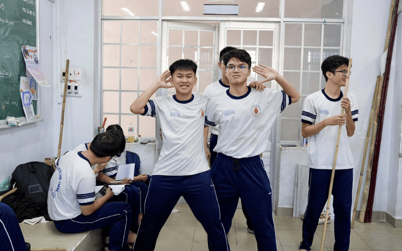 Đồng phục trường THPT Nguyễn Hữu Cầu là sợi dây vô hình giúp gắn kết tình bạn