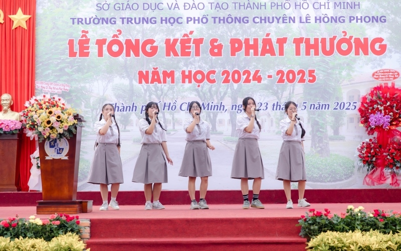 Đồng phục trường Lê Hồng Phong có thiết kế thanh lịch, màu sắc nhã nhặn