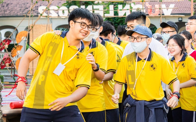 Đồng phục thể dục trường Lê Hồng Phong có sắc vàng nổi bật
