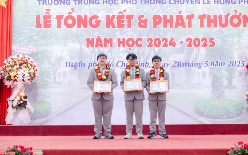 Áo vest đồng phục trường Lê Hồng Phong được mặc trong các dịp lễ quan trọng