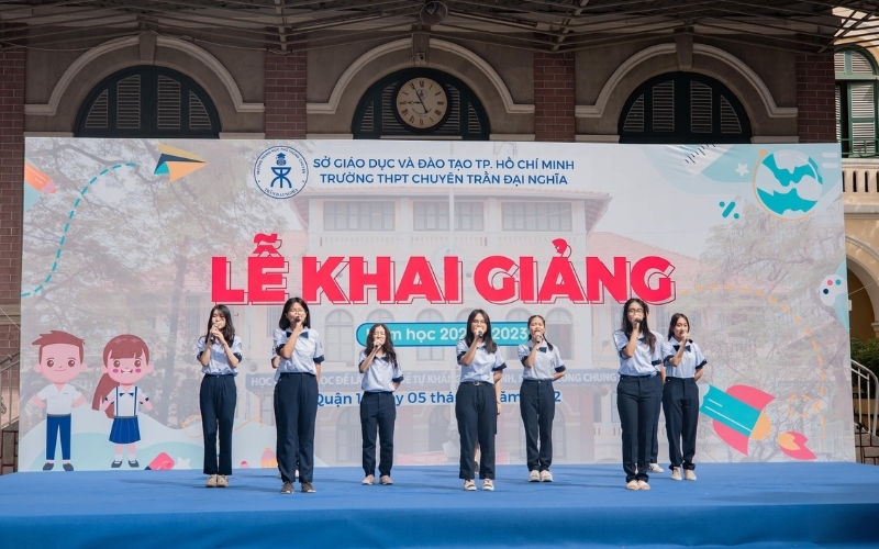 Khi mặc đồng phục trường Trần Đại Nghĩa, bạn cần sơ vin gọn gàng và đi giày lịch sự